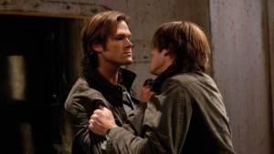 Двое мужчин и младенец в люльке